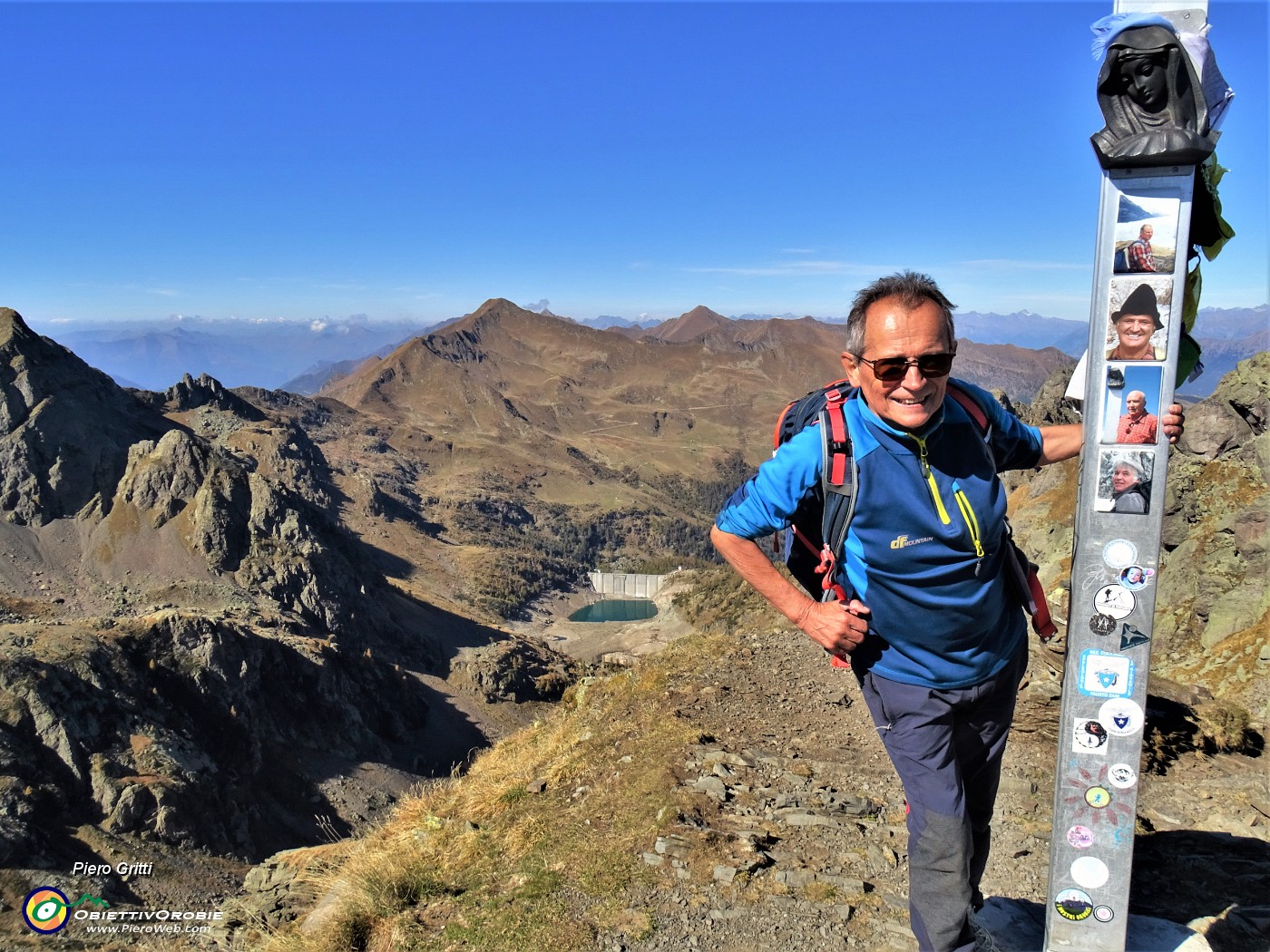 34 Alla croce di vetta di Cima Piazzotti (di Valpianella) - 2349 m. con vista sul Lago di Trona.JPG